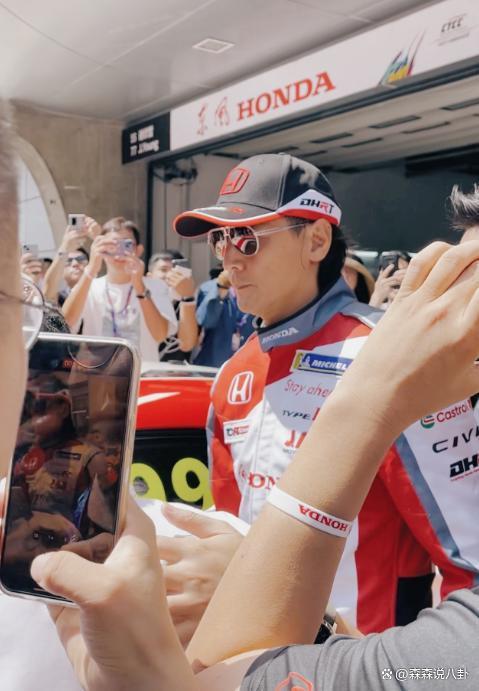 吴彦祖停工4年复出受访，自嘲是过气艺人，常被10岁女儿取笑