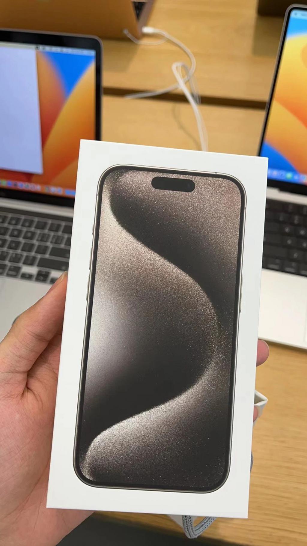 iPhone15 Pro 跌落测试碎成渣，钛金属边框就这？