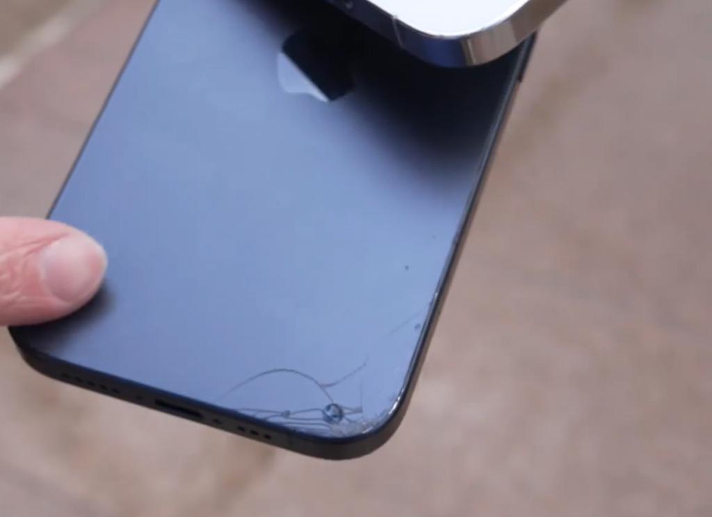 iPhone15 Pro 跌落测试碎成渣，钛金属边框就这？