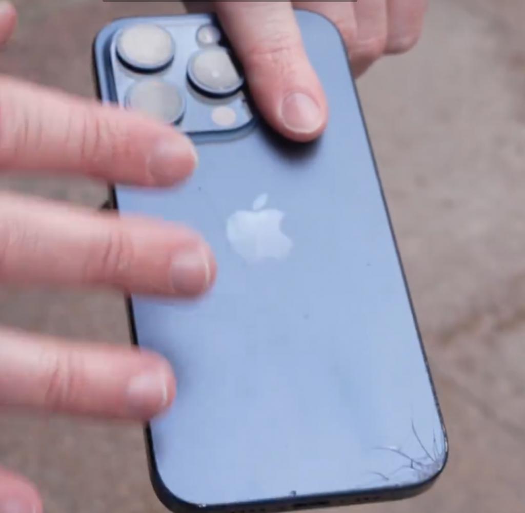 iPhone15 Pro 跌落测试碎成渣，钛金属边框就这？