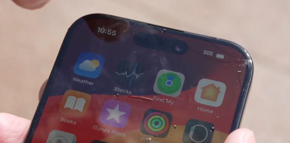 iPhone15 Pro 跌落测试碎成渣，钛金属边框就这？