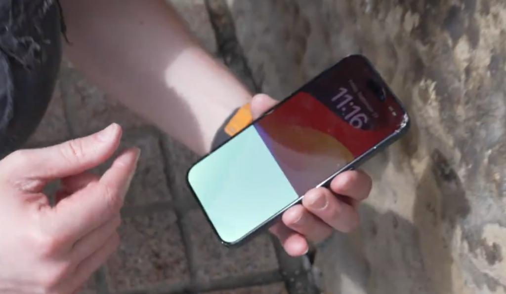 iPhone15 Pro 跌落测试碎成渣，钛金属边框就这？