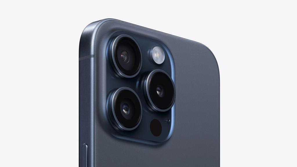 iPhone15 Pro 跌落测试碎成渣，钛金属边框就这？