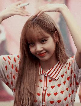 Lisa彻底放飞！穿开叉齐臀短裙秀身材，配文回击外界差评