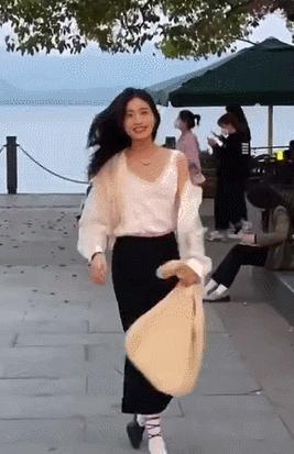 杨幂卫衣 新中式混搭太潮了吧！迷上新中式的杨幂，好一个灵动娇俏！