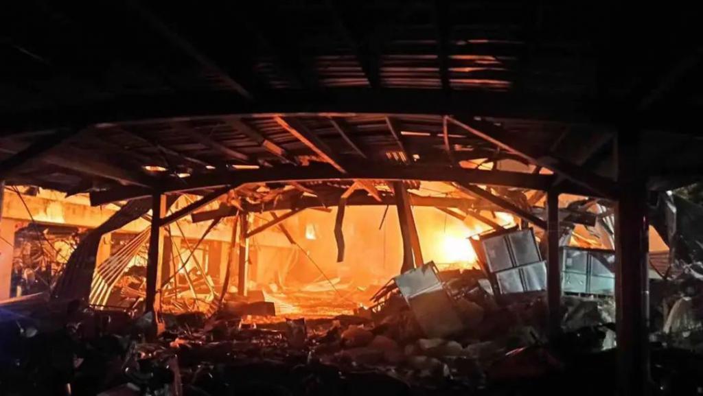 突发起火爆炸！已致10人遇难107人受伤，4名消防员殉职