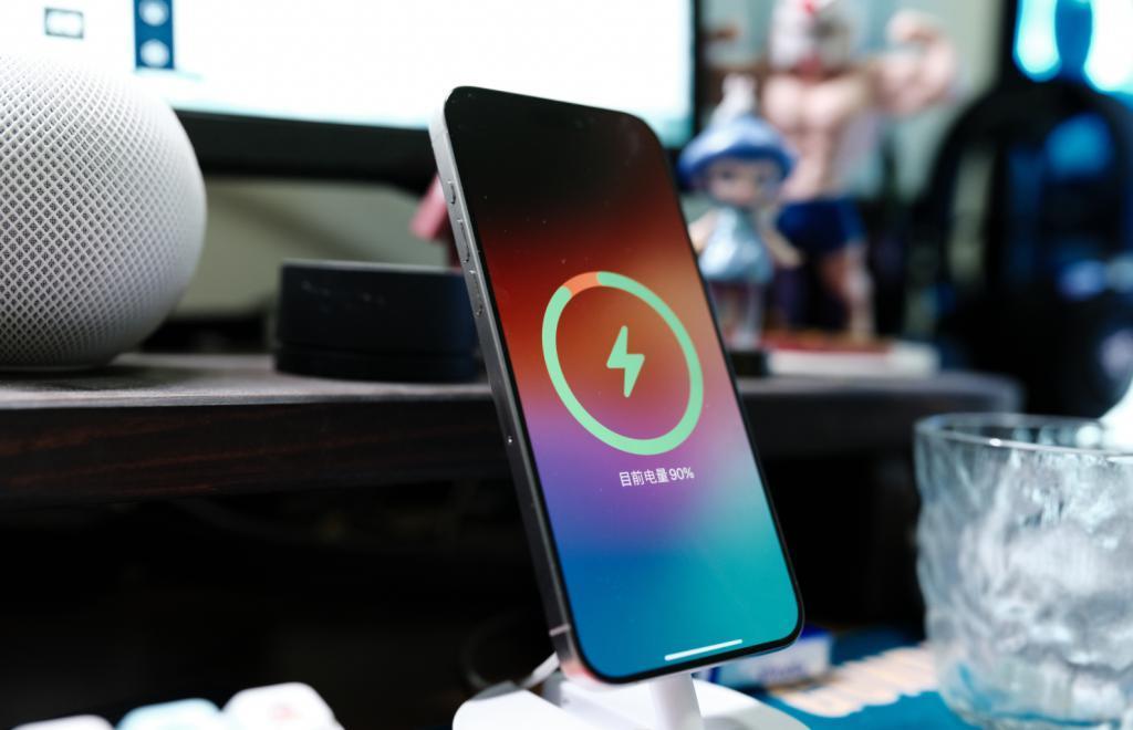 iPhone 15 新C口评测：15和Pro“同口不同速”，苹果狠起来连自己都卷？