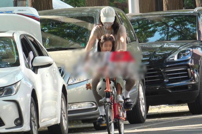 高圆圆骑单车接女儿放学，高清正脸首曝光像赵又廷