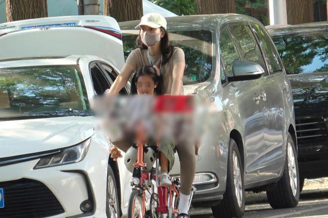 高圆圆骑单车接女儿放学，高清正脸首曝光像赵又廷
