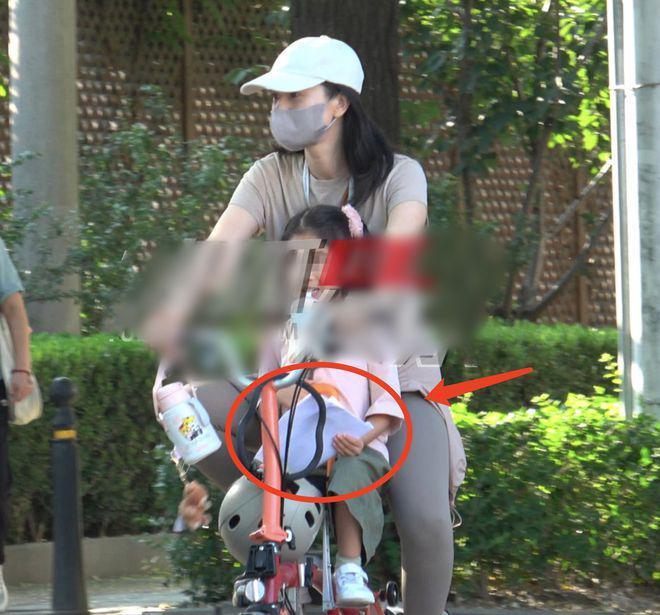 高圆圆骑单车接女儿放学，高清正脸首曝光像赵又廷