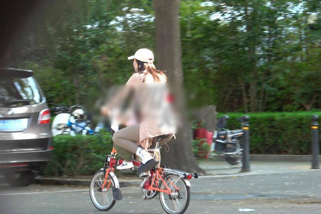 高圆圆骑单车接女儿放学，高清正脸首曝光像赵又廷