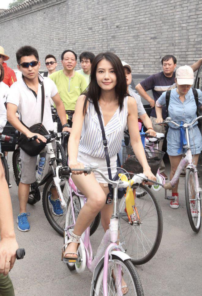 高圆圆骑单车接女儿放学，高清正脸首曝光像赵又廷