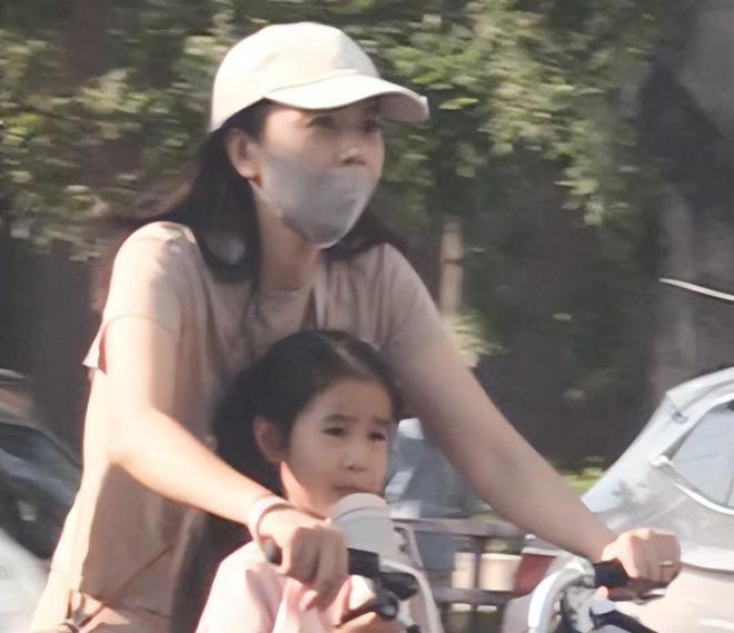 高圆圆骑单车接女儿放学，高清正脸首曝光像赵又廷