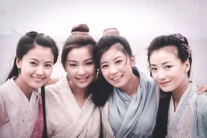 高圆圆骑单车接女儿放学，高清正脸首曝光像赵又廷