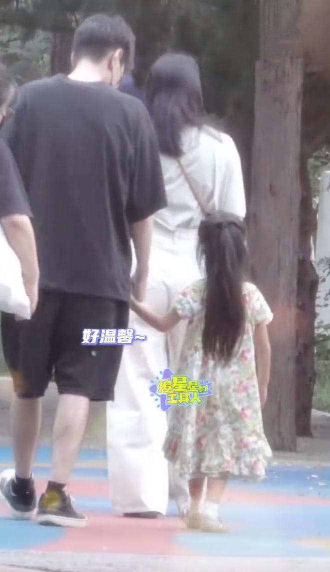 高圆圆骑单车接女儿放学，高清正脸首曝光像赵又廷