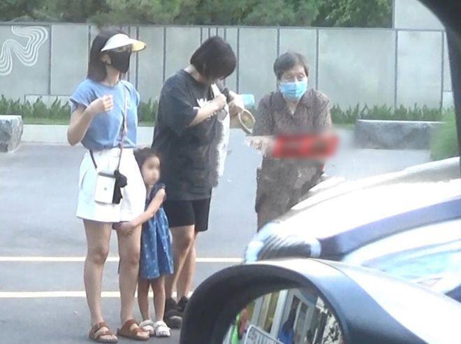 高圆圆骑单车接女儿放学，高清正脸首曝光像赵又廷