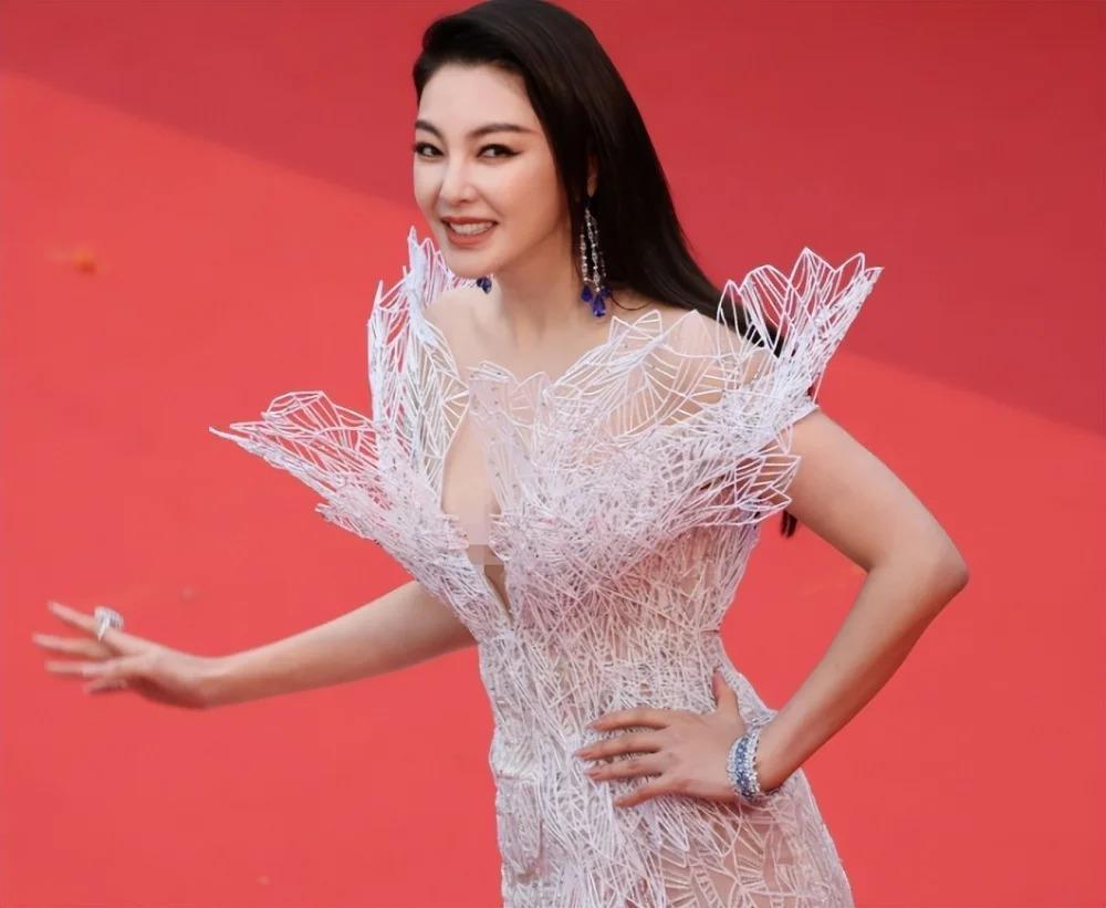 当张柏芝跟朱珠站在一起，我才彻底明白，什么叫顶级骨相