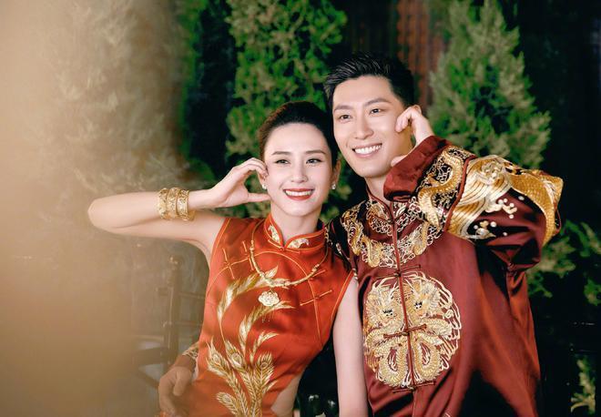 窦骁何超莲街头被偶遇，穿情侣鞋勾肩搭背，力破婚变传闻
