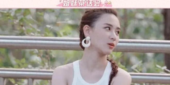 窦骁何超莲街头被偶遇，穿情侣鞋勾肩搭背，力破婚变传闻