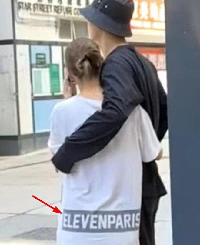 窦骁何超莲街头被偶遇，穿情侣鞋勾肩搭背，力破婚变传闻