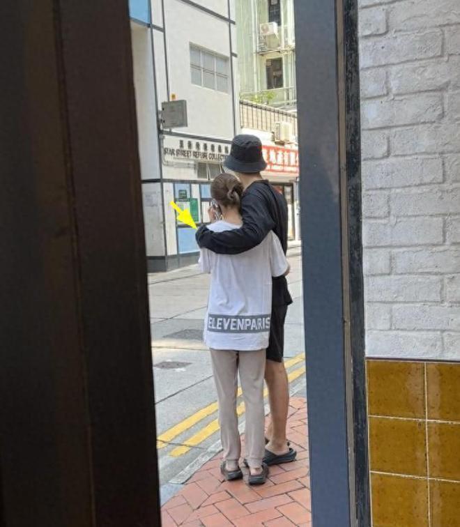 窦骁何超莲街头被偶遇，穿情侣鞋勾肩搭背，力破婚变传闻