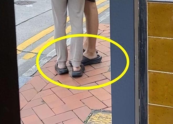 窦骁何超莲街头被偶遇，穿情侣鞋勾肩搭背，力破婚变传闻