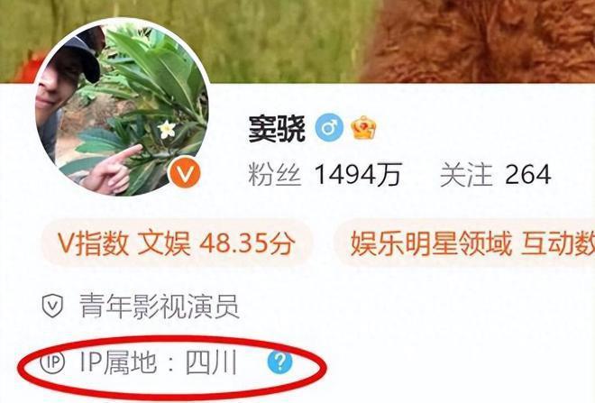 窦骁何超莲街头被偶遇，穿情侣鞋勾肩搭背，力破婚变传闻
