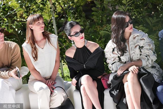 谷爱凌朱珠杨采钰同框看秀 气质优雅出挑皮肤白皙