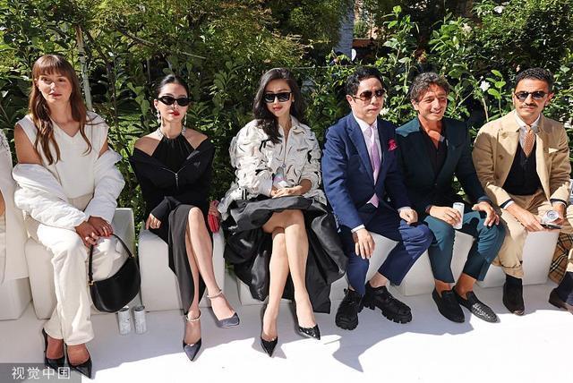 谷爱凌朱珠杨采钰同框看秀 气质优雅出挑皮肤白皙