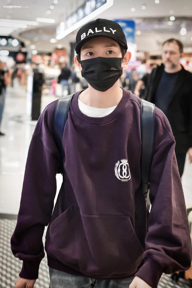 王源米兰机场偶遇赵露思 举手乖乖跟露思打招呼