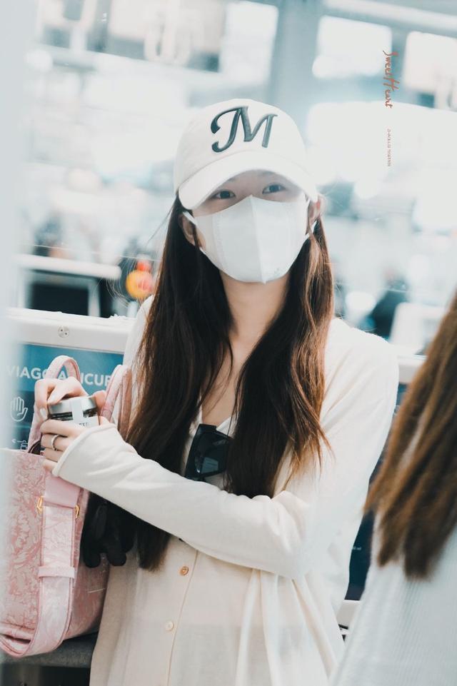 王源米兰机场偶遇赵露思 举手乖乖跟露思打招呼