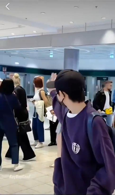 王源米兰机场偶遇赵露思 举手乖乖跟露思打招呼