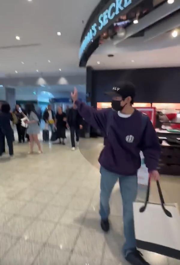 王源米兰机场偶遇赵露思 举手乖乖跟露思打招呼