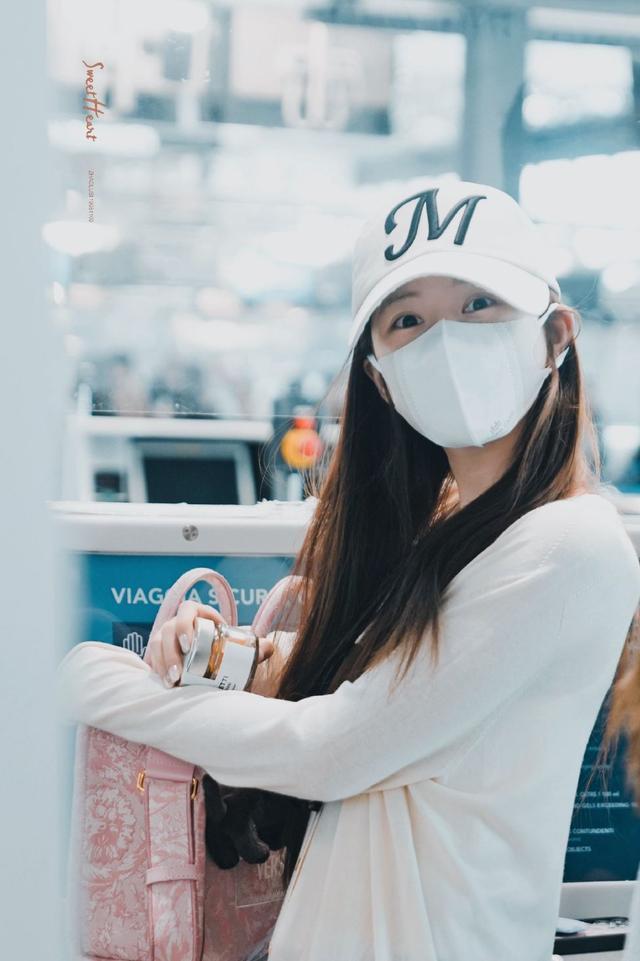 王源米兰机场偶遇赵露思 举手乖乖跟露思打招呼