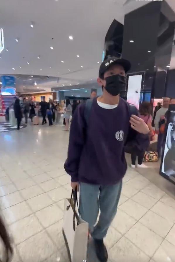 王源米兰机场偶遇赵露思 举手乖乖跟露思打招呼