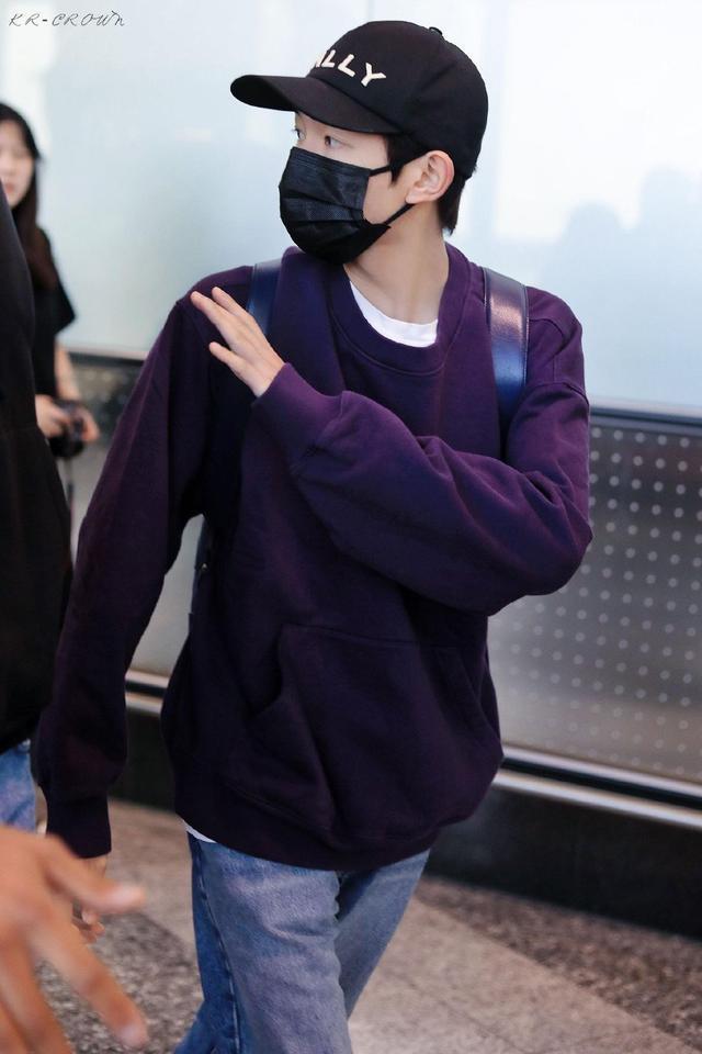 王源米兰机场偶遇赵露思 举手乖乖跟露思打招呼