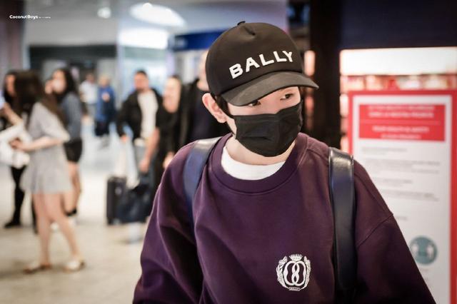 王源米兰机场偶遇赵露思 举手乖乖跟露思打招呼