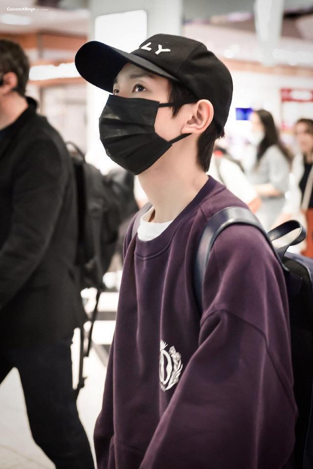 王源米兰机场偶遇赵露思 举手乖乖跟露思打招呼