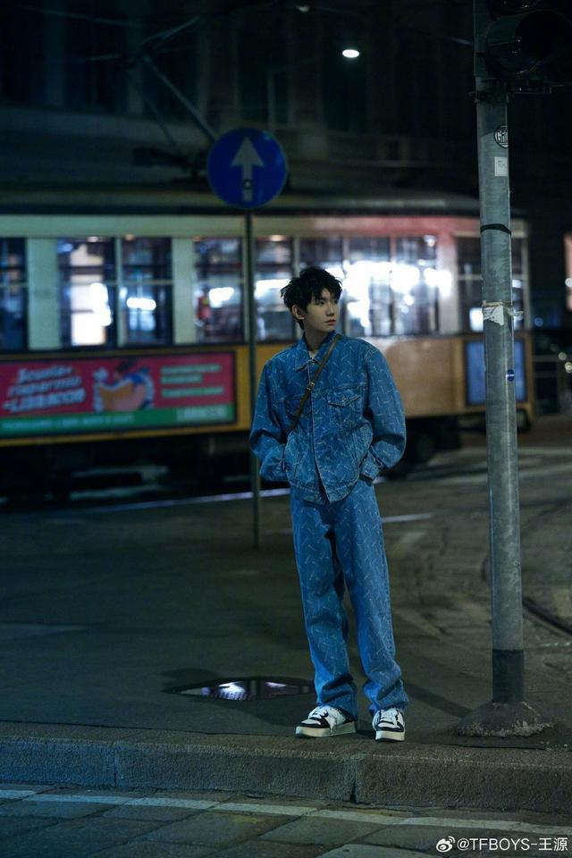 王源米兰机场偶遇赵露思 举手乖乖跟露思打招呼