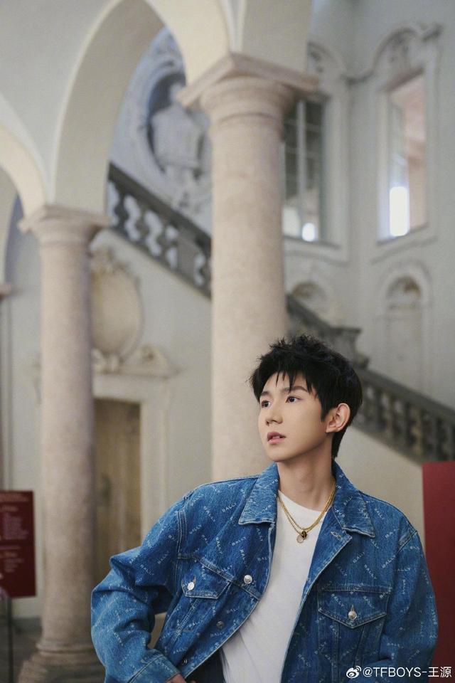 王源米兰机场偶遇赵露思 举手乖乖跟露思打招呼