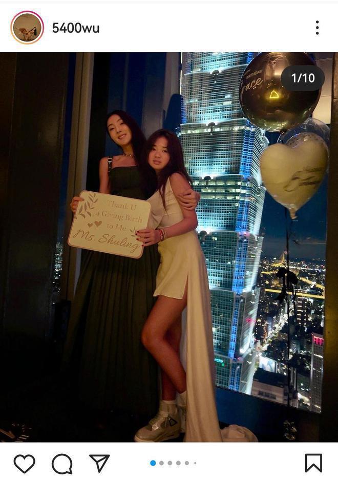 曹格13岁女儿在高档餐厅庆生，穿吊带露美背，闺蜜盛装出席