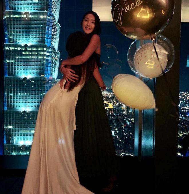 曹格13岁女儿在高档餐厅庆生，穿吊带露美背，闺蜜盛装出席