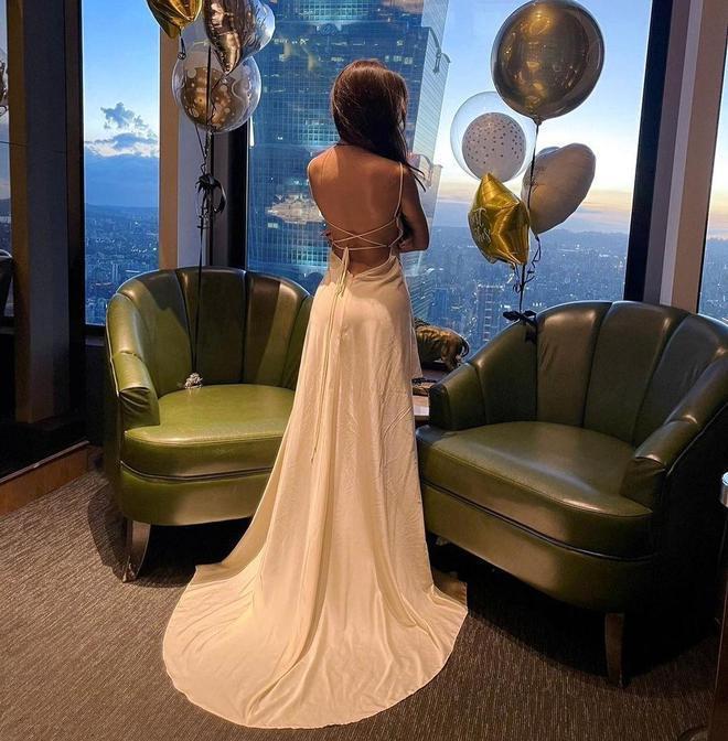 曹格13岁女儿在高档餐厅庆生，穿吊带露美背，闺蜜盛装出席