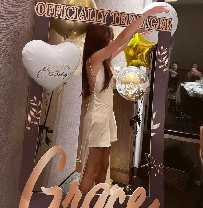 曹格13岁女儿在高档餐厅庆生，穿吊带露美背，闺蜜盛装出席