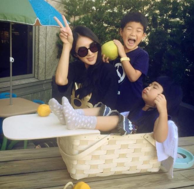 曹格13岁女儿在高档餐厅庆生，穿吊带露美背，闺蜜盛装出席