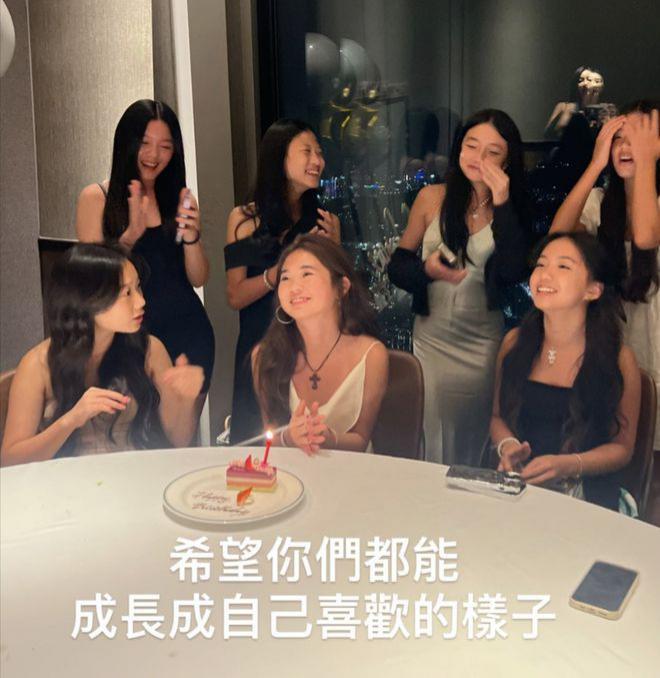 曹格13岁女儿在高档餐厅庆生，穿吊带露美背，闺蜜盛装出席