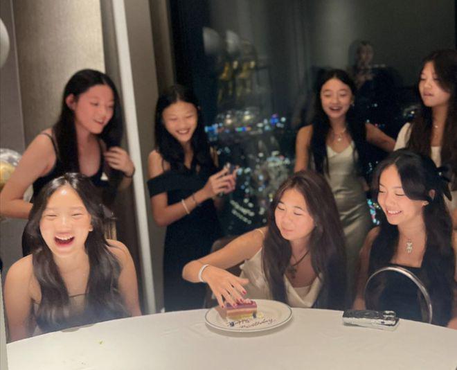 曹格13岁女儿在高档餐厅庆生，穿吊带露美背，闺蜜盛装出席