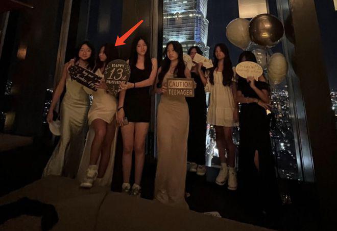 曹格13岁女儿在高档餐厅庆生，穿吊带露美背，闺蜜盛装出席