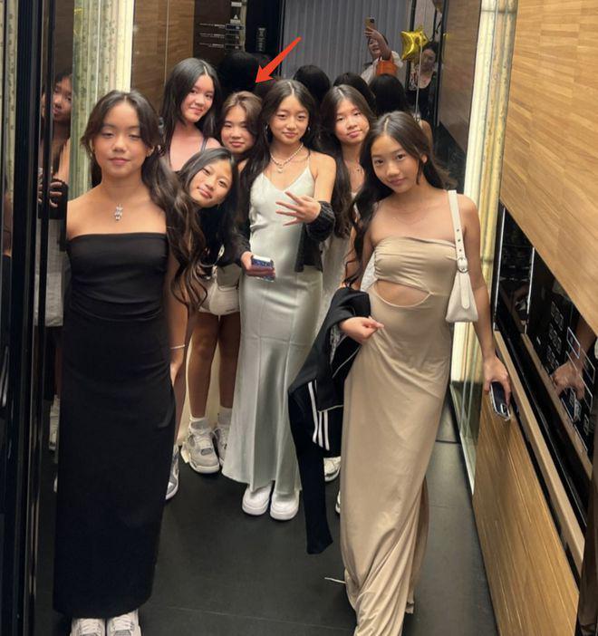 曹格13岁女儿在高档餐厅庆生，穿吊带露美背，闺蜜盛装出席