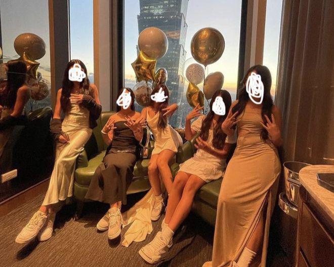 曹格13岁女儿在高档餐厅庆生，穿吊带露美背，闺蜜盛装出席